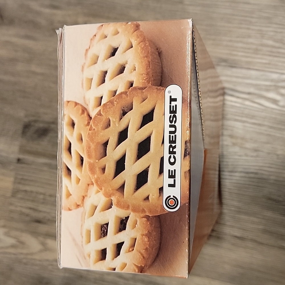 Le Creuset Cassis Set of 4 Petite Pie Dishes - Picture 10 of 13